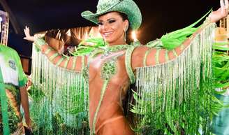 Viviane Araújo arrasa no desfile da Mancha Verde na madrugada deste sábado, 10, pelo carnaval de SP.