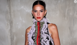 Bruna Marquezine investe fortuna em vestido de luxo na Semana de Moda e e fã brinca: 'Parece aquela lagarta que queima'.