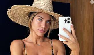 Giovanna Ewbank ostenta curvas e muita sensualidade em biquíni animal print e recebe elogio de Bruno Gagliasso.