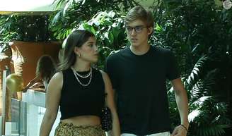 Quem é a namorada de Joaquim Huck? Filho de Angélica e Luciano Huck passeia com Manoela Esteves em shopping do Rio de Janeiro em 6 de abril de 2024.