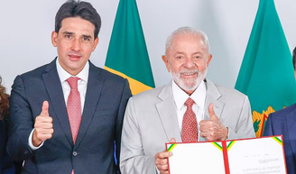 O presidente Lula escolheu uma gravata com estampa de "cachorrinho" para cumprir sua agenda. Na foto, ele aparece ao lado do ministro Silvio Costa Filho