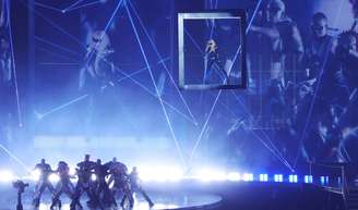 Madonna no momento da performance de 'Ray of Light' no show da 'Celebration Tour'