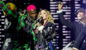 Madonna tem o que no joelho? Saiba motivo da cantora usar proteção em show de Copacabana em 4 de maio de 2024.