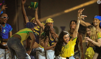 Nem álbum, nem selfie: o presente que Madonna deu para os jovens que tocaram no show de Copacabana.