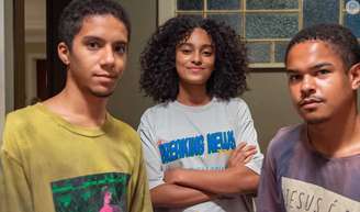 Teca (Lívia Silva) com seus amigos, Neno (Gabriel Lima da Silva) e Pitoco (Juan Queiroz) na novela Renascer.