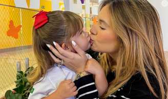 Virgínia Fonseca beija filhas mais velha, Maria Alice, na boca e causa polêmica na web.