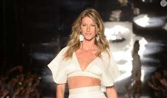 Gisele Bündchen foi sabotada em desfile da Versace.