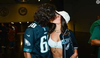 Vanessa Lopes e Lucas Mamede, Sasha Meneghel e João Lucas e mais: casais se beijam muito em jogo da NFL. Fotos!.