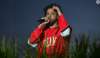 No mesmo ano de 'She Knows', J. Cole foi cancelado por música com letra problemática: 'Ignorante'.