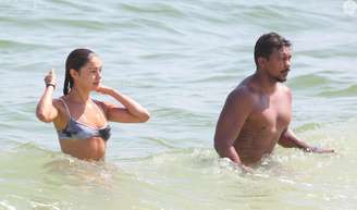 Sophie Charlotte e Xamã curtem praia no Rio de Janeiro com direito a beijão e muita simpatia.