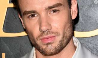 Pai de Liam Payne se emocionou ao visitar memorial para o filho morto de forma trágica em 16 de outubro de 2024.