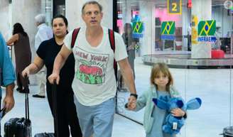 Manuela, filha de Eliana e de Adriano Ricco, rouba cena com look azul no aeroporto do RJ.