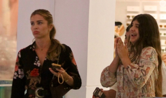 Sofia, filha de Grazi Massafera e Cauã Reymond, mostra que está do tamanho da mãe em passeio no shopping. Fotos!.