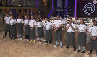 Confusão, frutas brasileiras e bolo Ópera: saiba quem deixou o 'MasterChef Confeitaria 2024' no segundo episódio.