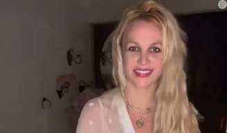 Britney Spears erra a própria idade ao comemorar seu aniversário em vídeo desconcertante; cantora desperta preocupação.