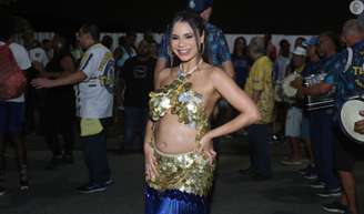 Lexa deixou a barriga à mostra durante ensaio de rua da Unidos da Tijuca em 5 de dezembro de 2024.