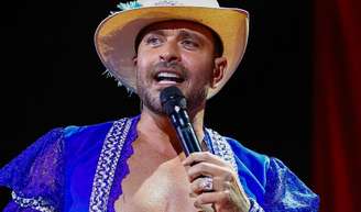 'Não existe demônio em nossa religião': Diogo Nogueira revela ataques por ser do candomblé e admite medo inicial de viver sua fé.