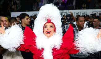 Ho-ho-ho no samba! Sabrina Sato surge com roupa extravagante de Mamãe Noel em ensaio de carnaval. Fotos!.