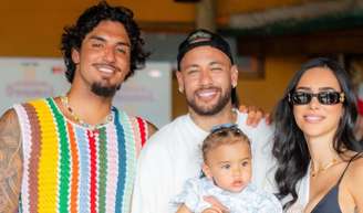 Mavie rouba a cena ao curtir pagode com Neymar e Bruna Biancardi em festa de aniversário de Gabriel Medina.