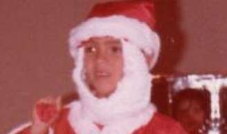 Lá em 1980, esse menino vestido de Papai Noel não tinha ideia que se tornaria um famoso apresentador de televisão.