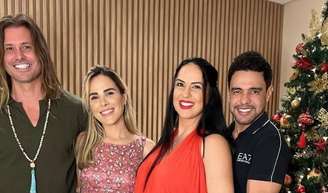 No fim da gravidez, Graciele Lacerda, de vestido vermelho, passou o Natal com o marido, Zezé Di Camargo, e o casal Wanessa e Dado Dolabella.