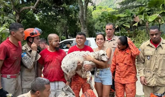 Anitta chora ao reencontrar cachorro que sumiu no Natal; pet se escondeu embaixo da nova mansão por medo dos fogos.