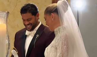 Hulk e Camila Ângelo fizeram uma segunda festa de casamento nesta terça-feira (07).