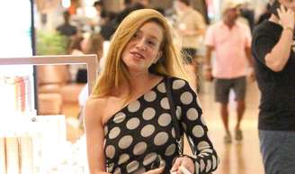 Marina Ruy Barbosa, de vestido fendado e sem maquiagem, exibe beleza natural em flagra no shopping.