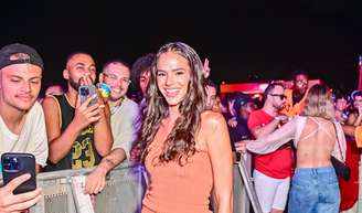 Antes e depois de Bruna Marquezine com cabelo longo viraliza e aparência surpreende web: 'Diva que se recusa a...'.