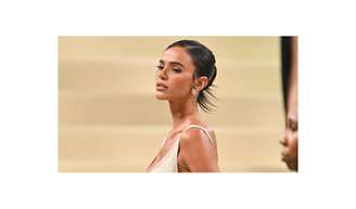 No MET Gala 2024, Bruna Marquezine apostou no cabelo curto bem esticado com um coque médio, deixando alguns fios lisos saltando para fora.