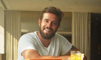 Rafael Cardoso é acusado de calote de R$ 30 mil a hospital de Brasília; ator ignora audiência de acordo. Entenda polêmica!.