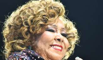 Cantora Alcione passa mal em apresentação no PE e é retirada com urgência do local.