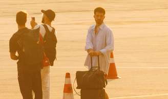 João Guilherme faz primeira aparição após término com Bruna Marquezine; ator viaja para ação de Carnaval com Anitta.