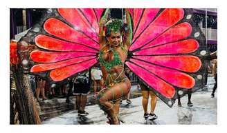 Aline Bianca no desfile do Carnaval de Vitória em 2024.