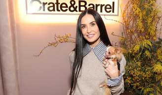 Quase R$ 41 mil no jeans: Demi Moore aposta em calça baggy de grife já usada por Bruna Marquezine e Fernanda Torres.