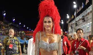 Deborah Secco deixa corpo à mostra em look ousado de strass para desfile no Salgueiro. Veja fotos!.