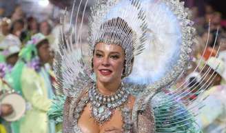 Paolla Oliveira após se despedir do posto de rainha de bateria da Grande Rio voltou a falar da emoção do último desfile: 'Cada passo com o coração'.