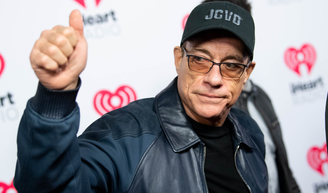 Investigado em caso de tráfico sexual, Jean-Claude Van Damme teria ‘recebido mulheres de presente’ em festa.