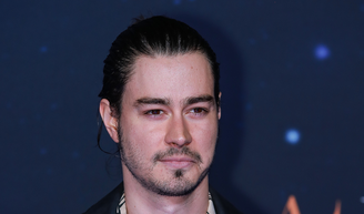 ‘Ele está lutando pela vida': em coma, ator de série famosa da Netflix permanece em estado grave após contrair infecção.