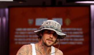 Acusado de recaída no uso de drogas, Justin Bieber se descontrola e toma atitude drástica contra paparazzis.