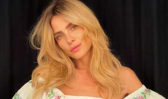 O segredo da pele lista e esticada de Carolina Dieckmann em 'Vale Tudo': atriz passa algo que todo mundo tem em casa - e de graça!.