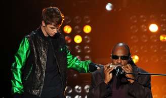 Justin Bieber 'brinca' com cegueira de Stevie Wonder e diz que amigo 'nunca vê' suas ligações do FaceTime: 'Esse idiota'.