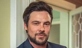 Sergio Guizé assinou acordo com a Globo para gravar Êta Mundo Melhor apenas nos dias de semana.