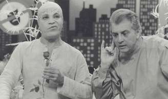 Apontado como namorado de Zacarias, Carlos Leite, de 'A Praça é Nossa', tomou decisão surpreendente para montar peça de teatro.