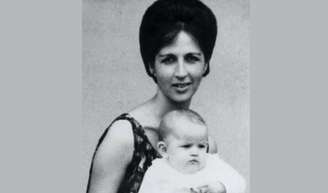 Nascida em 1963, essa bebê fofa no colo da mãe não imaginava que teria muitos 'súditos'; há pouco tempo revelou doença crônica e mudou a aparência. Reconhece?.