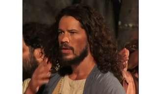 Gafe! Globo abre 'Mais Você' com José Loreto em cenas da Paixão de Cristo e música de Ivete Sangalo: 'O couro tá comendo'.