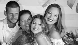 Sobrinha de Xuxa, Nikki Meneghel revela morte da mãe nove anos após perda do pai: 'Parte de mim foi você você' - na fotos, modelo com a mãe e os irmãos em sua festa de 14 anos.