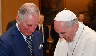 Há 20 anos, a morte de um papa adiou um dos eventos mais polêmicos da Família Real; Papa Francisco foi parte de comemoração 12 dias antes de morrer.