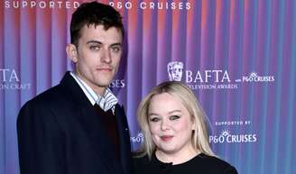 Atriz de 'Bridgerton', Nicola Coughlan estreia no tapete vermelho com o namorado Jake Dunn, 13 anos mais novo.