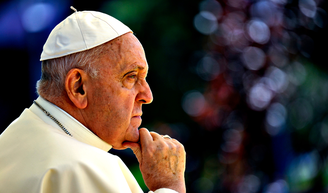 Água benta, ‘sigilos do cardeal camerlengo’ e mais: por dentro da cerimônia secreta do sepultamento de Papa Francisco.